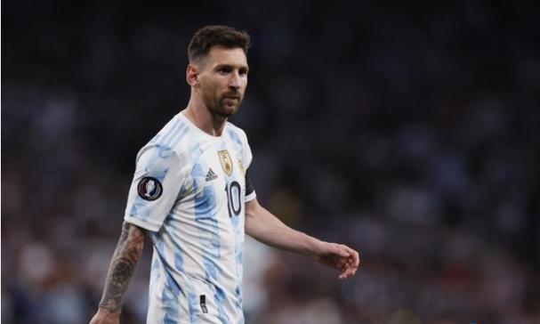 110岁老太活成一枝精致的“梅花” 爱美又爱笑